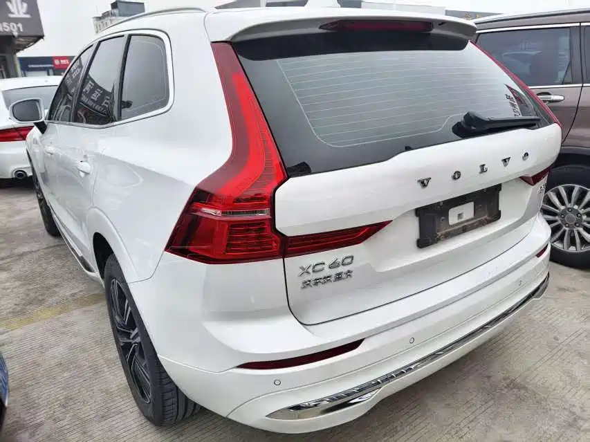 Volvo XC60 2022 — фото 2