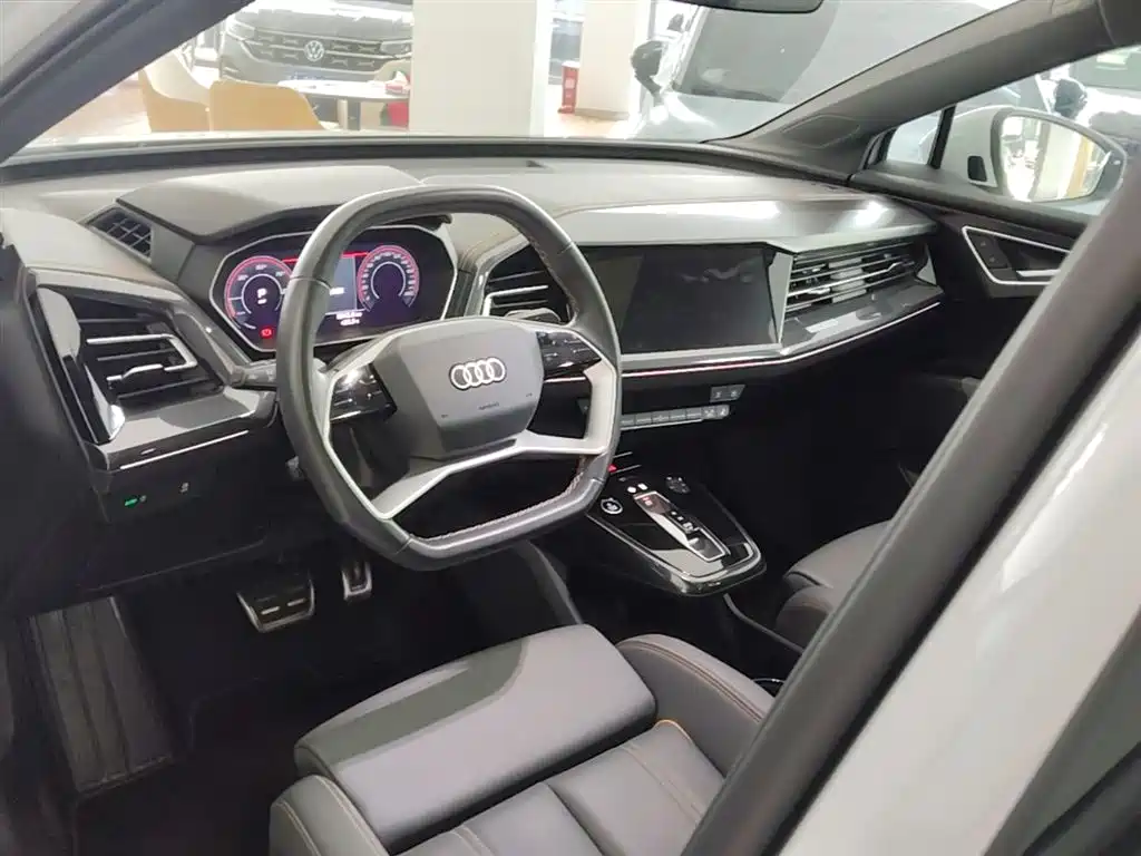 Audi Q4 e-tron 2025 — фото 10