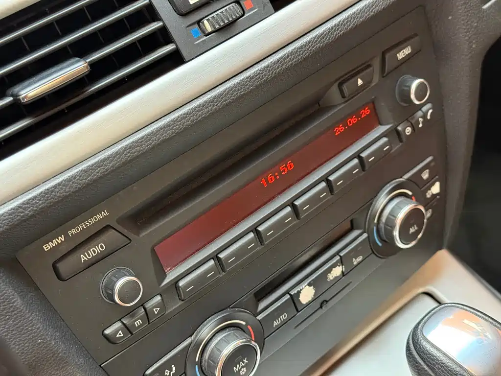 BMW 3 Series 2011 — фото 12