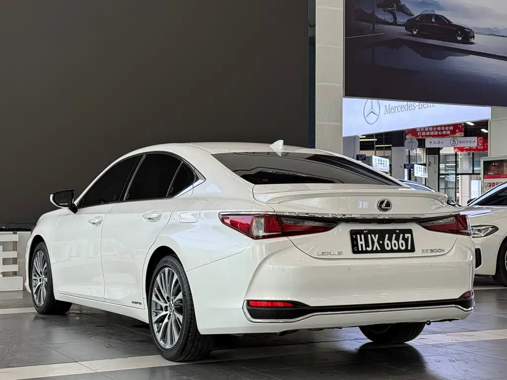 Lexus ES 2020 — фото 7