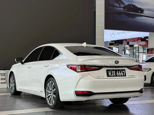 Lexus ES 2020