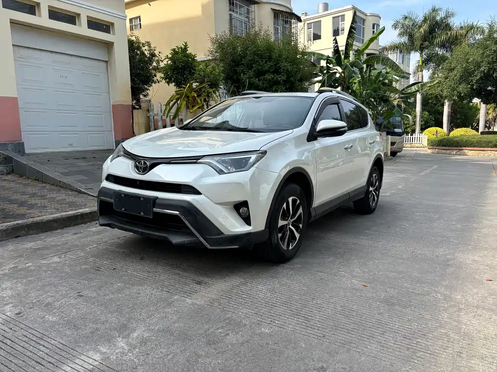 Toyota RAV4 2018 — фото 1