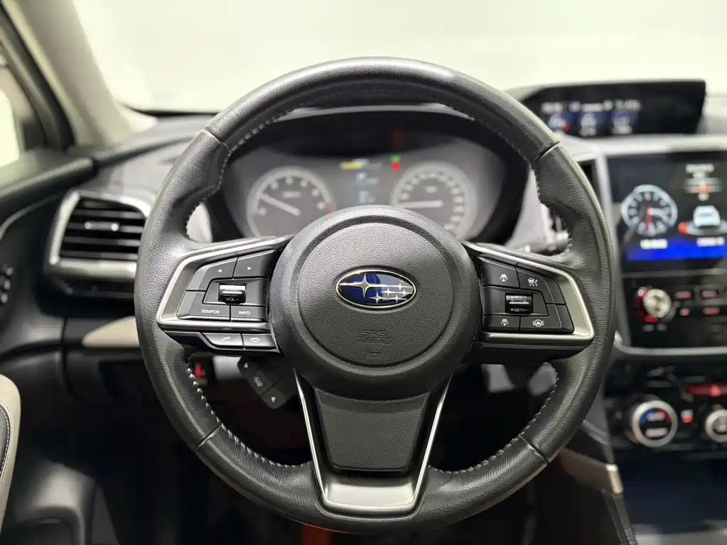 Subaru Forester 2023 — фото 8