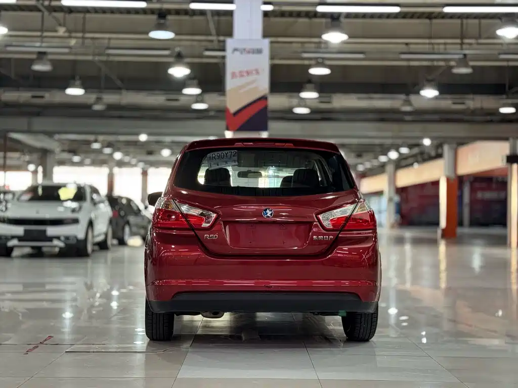 Venucia R50 2015