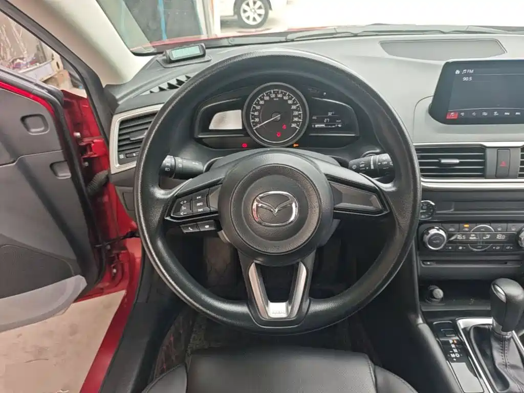 Mazda 3 Axela 2018 — фото 11