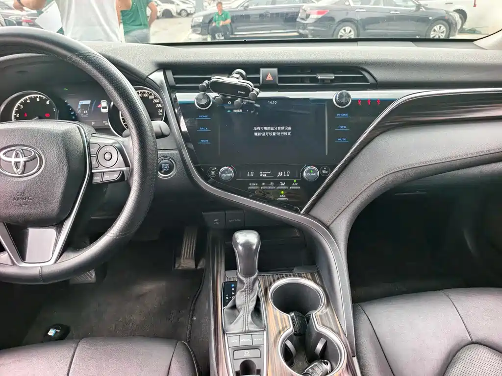 Toyota Camry 2019 — фото 16