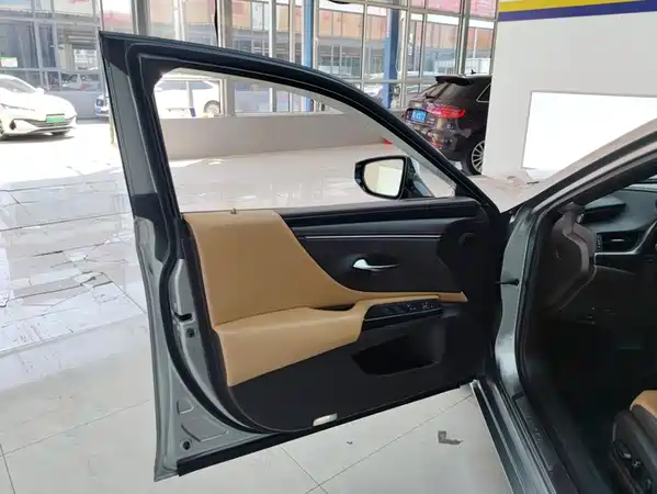 Lexus ES 2019