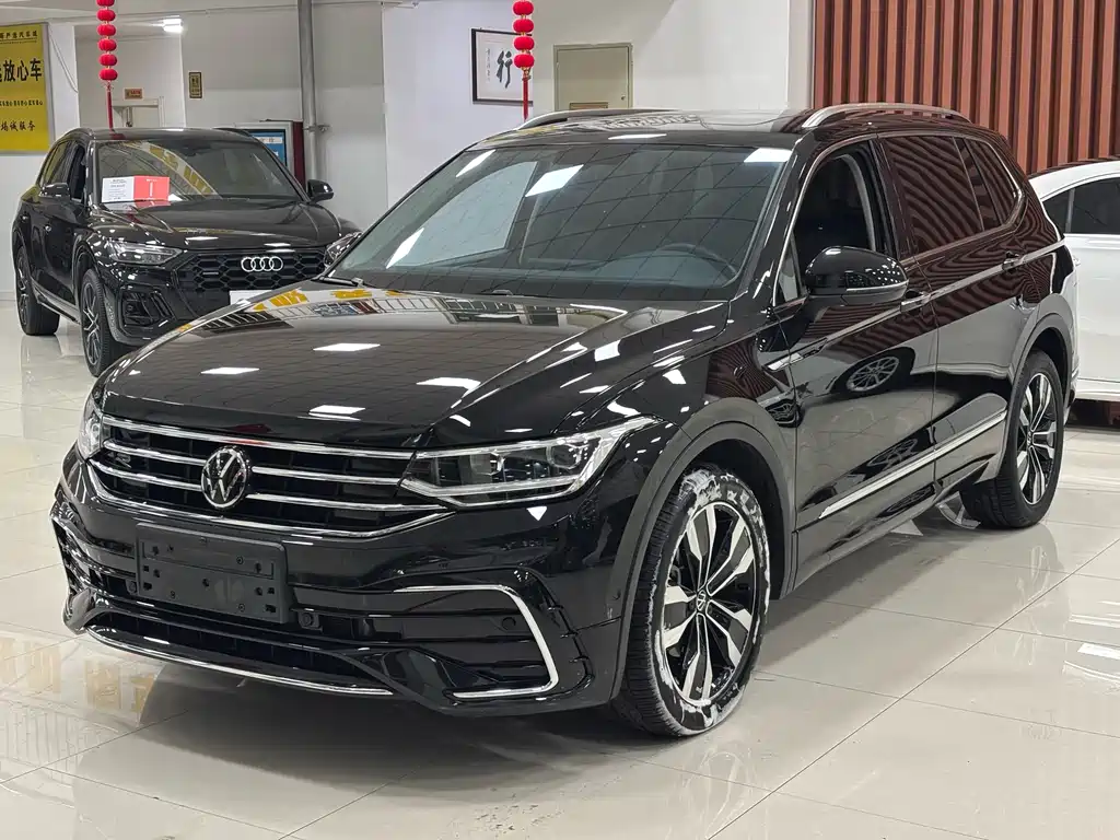 Volkswagen Tiguan L 2023 — фото 1