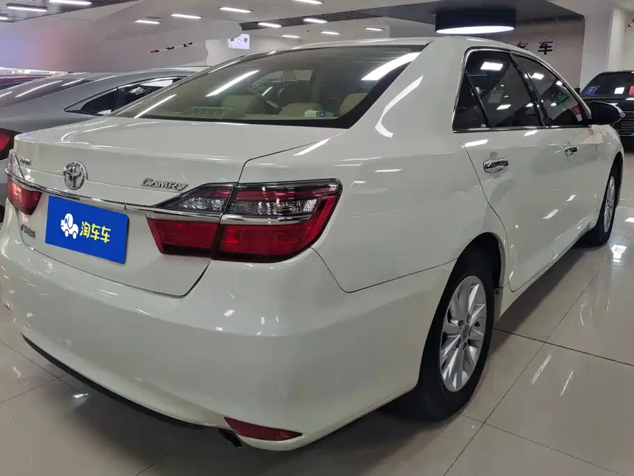 Toyota Camry 2015 — фото 3