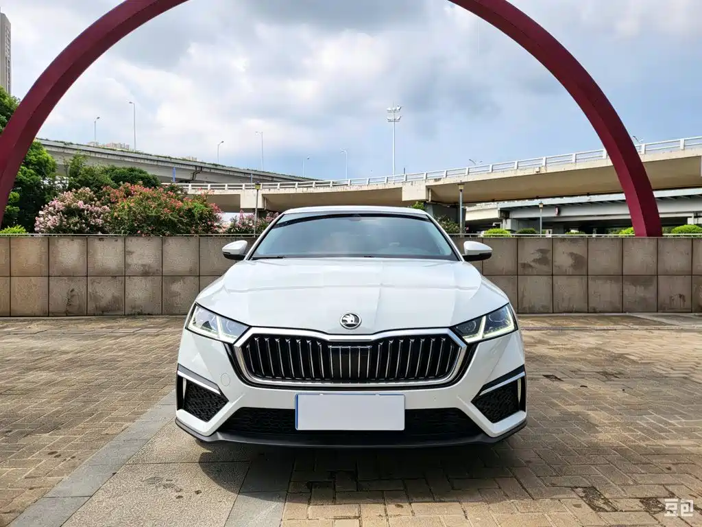 Skoda Octavia 2023 — фото 2