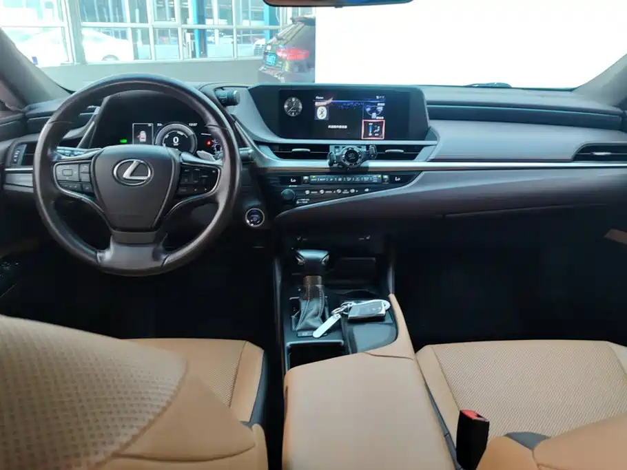 Lexus ES 2019 — фото 12