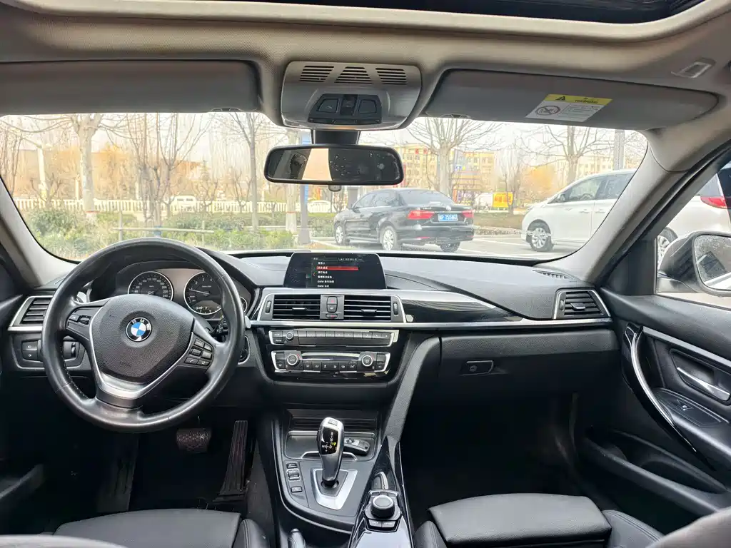 BMW 3 Series 2018 — фото 9