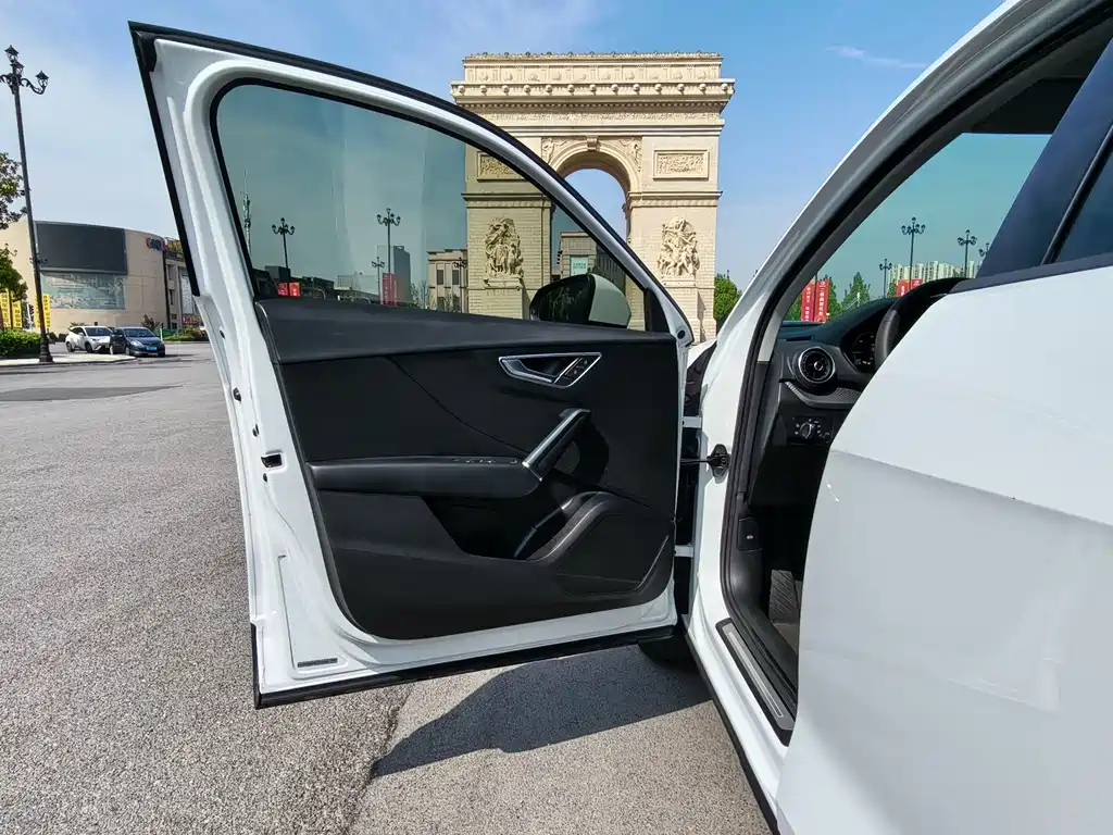 Audi Q2L E-Tron 2020 — фото 11