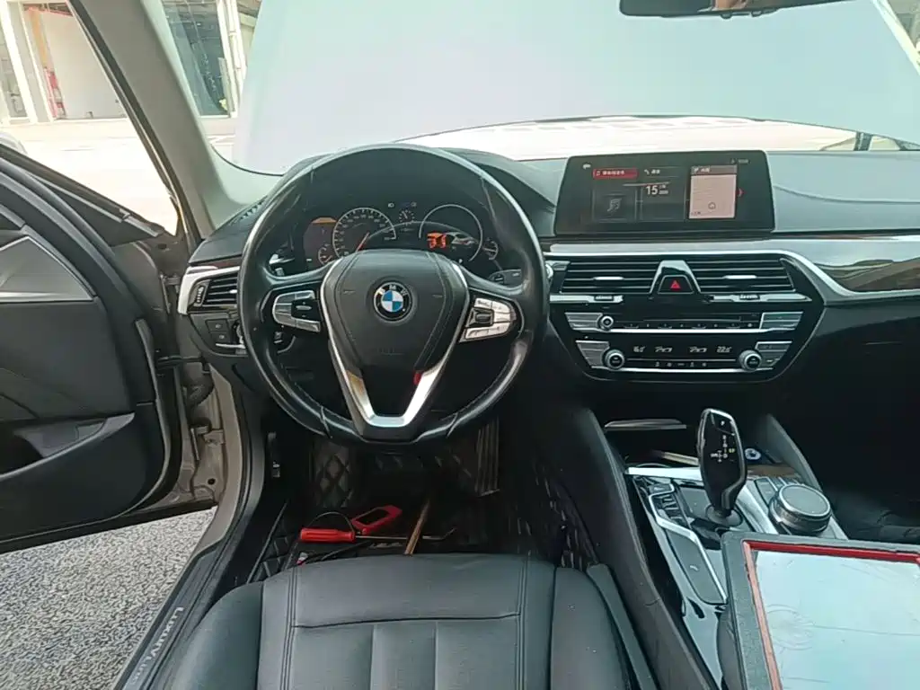 BMW 5 Series 2018 — фото 11