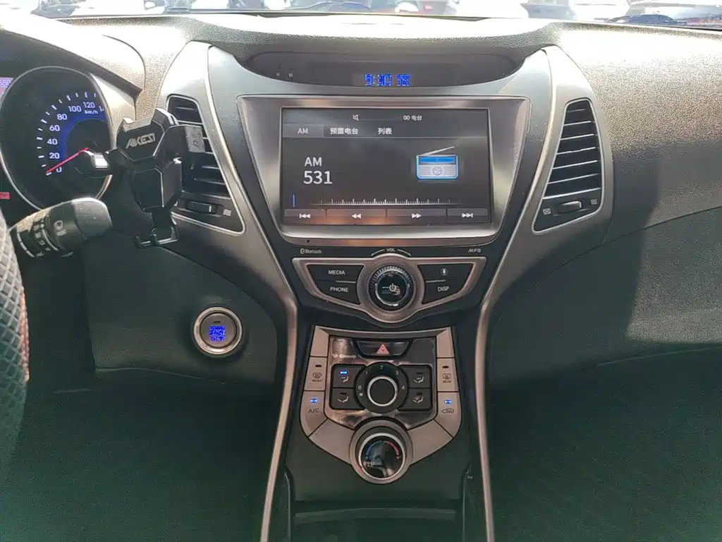 Hyundai Elantra 2017 — фото 13