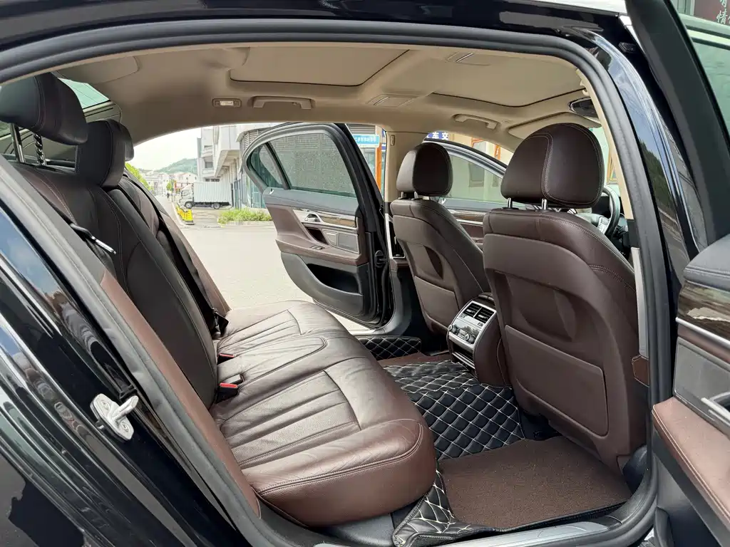 BMW 7 Series 2018 — фото 11