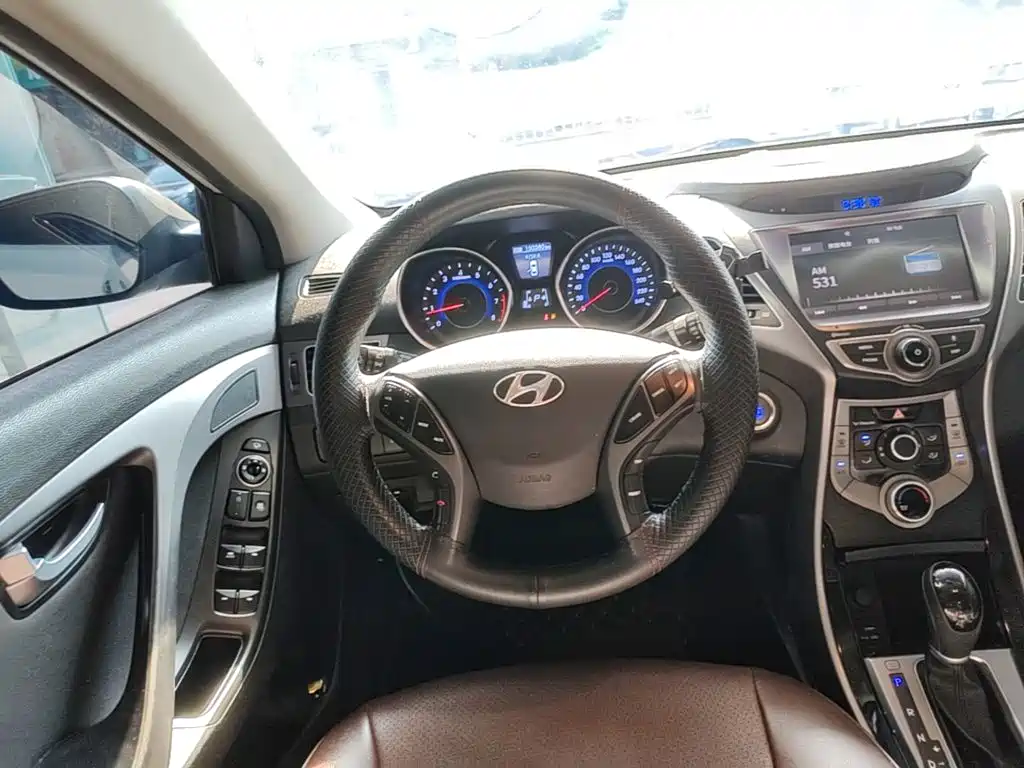 Hyundai Elantra 2017 — фото 11
