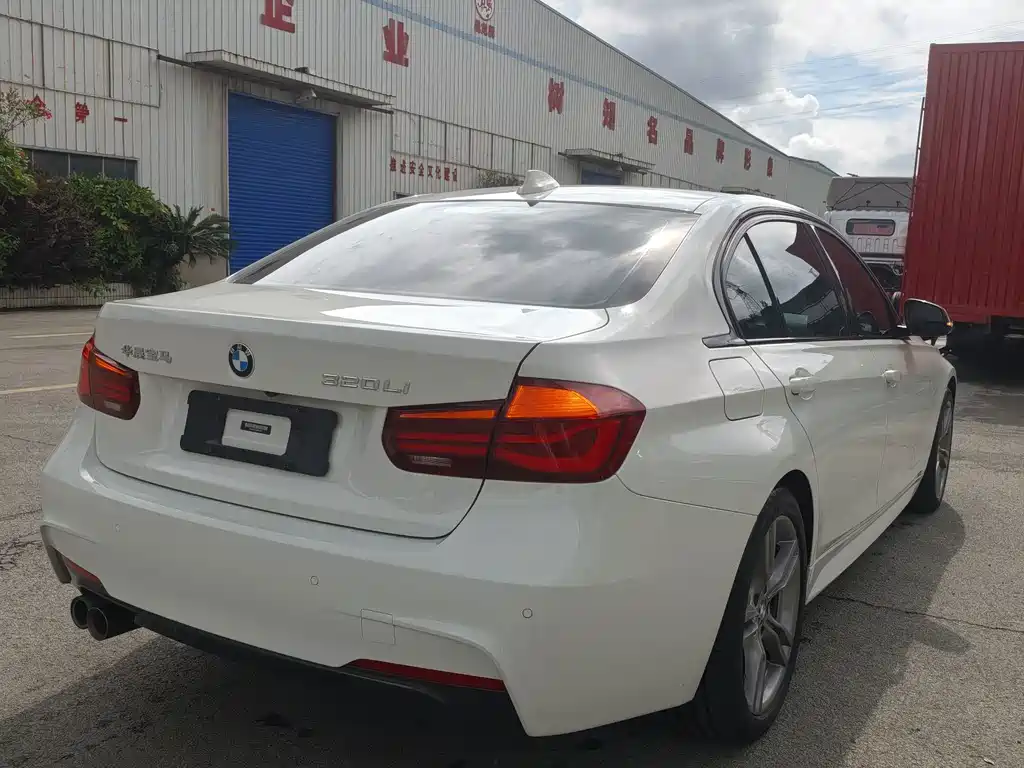 BMW 3 Series 2018 — фото 10
