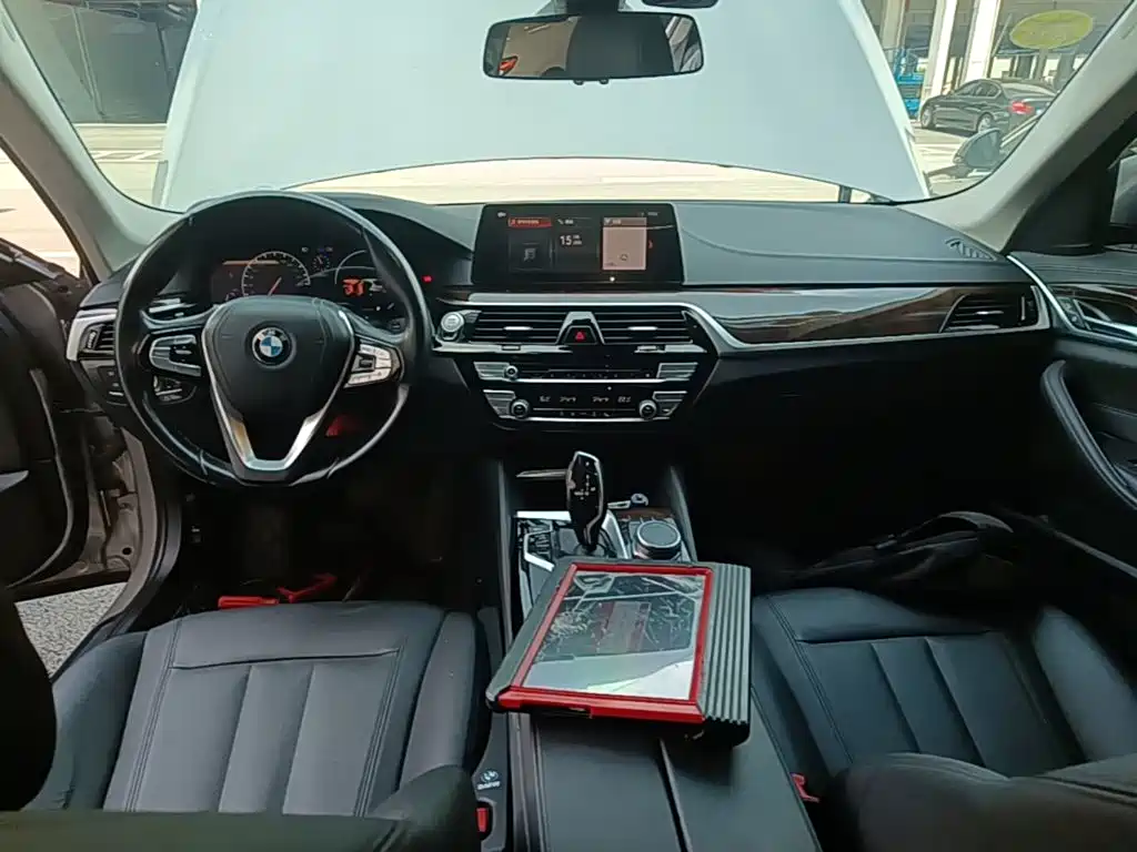 BMW 5 Series 2018 — фото 10