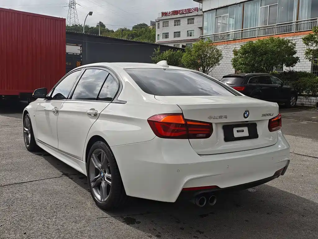 BMW 3 Series 2018 — фото 11