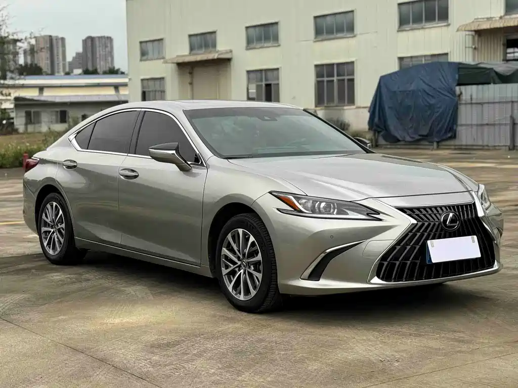 Lexus ES 2023 — фото 1