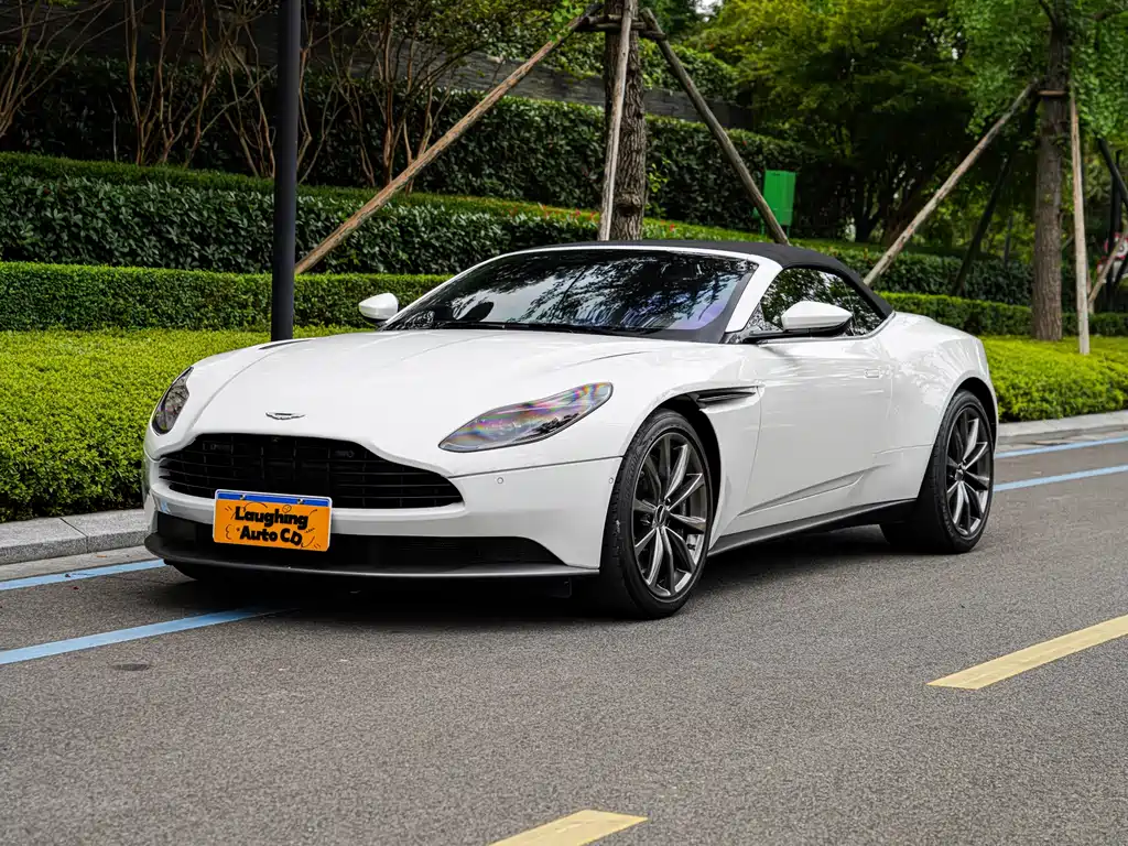Aston Martin DB11 2020 — фото 31