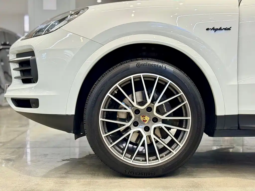 Porsche Cayenne Hybrid 2021 — фото 20