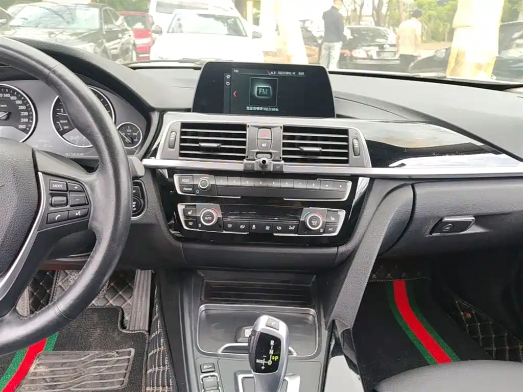 BMW 3 Series 2018 — фото 13