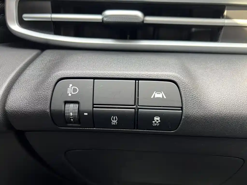 Hyundai Elantra 2023 — фото 16