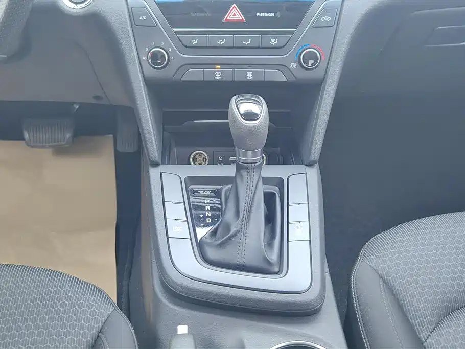 Hyundai Elantra 2018 — фото 16