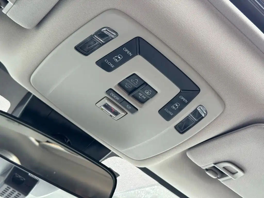 Toyota Granvia 2023 — фото 17