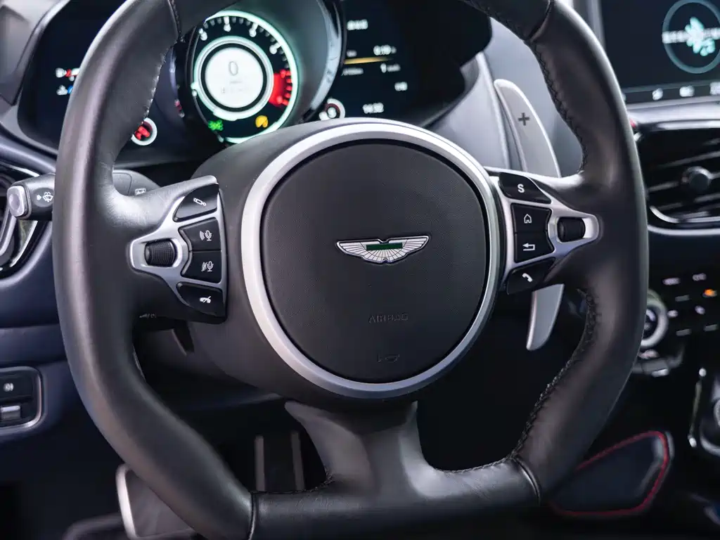 Aston Martin V8 Vantage 2020 — фото 14
