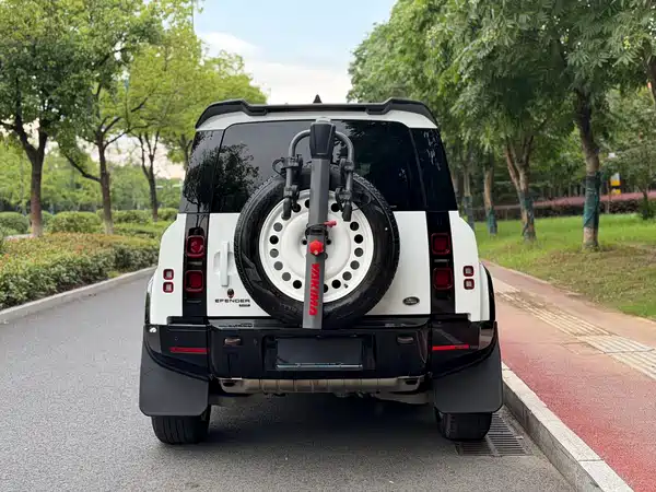 Land Rover Defender 2023