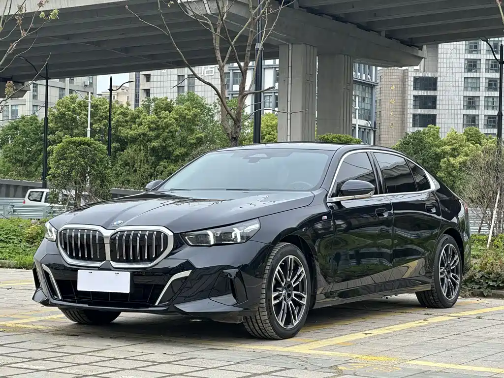 BMW 5 Series 2024 — фото 1