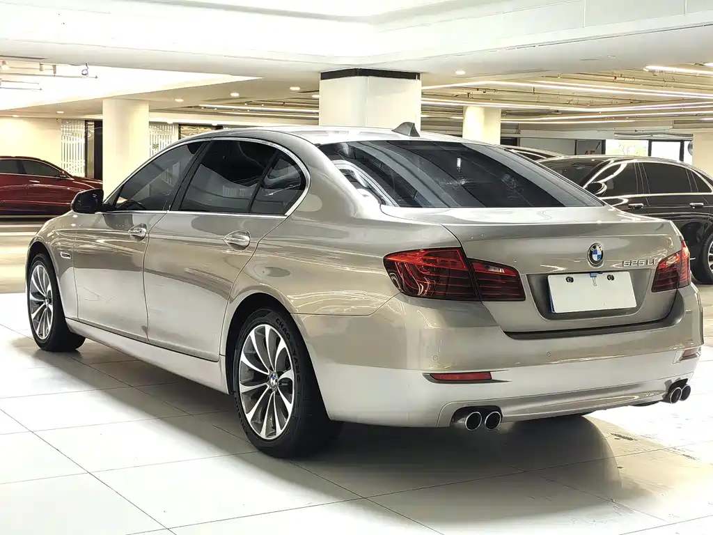 BMW 5 Series 2017 — фото 9