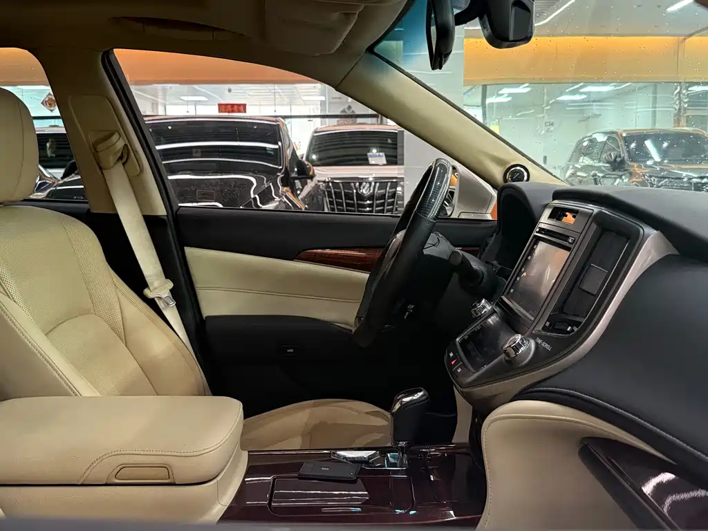 Toyota Crown 2016 — фото 11