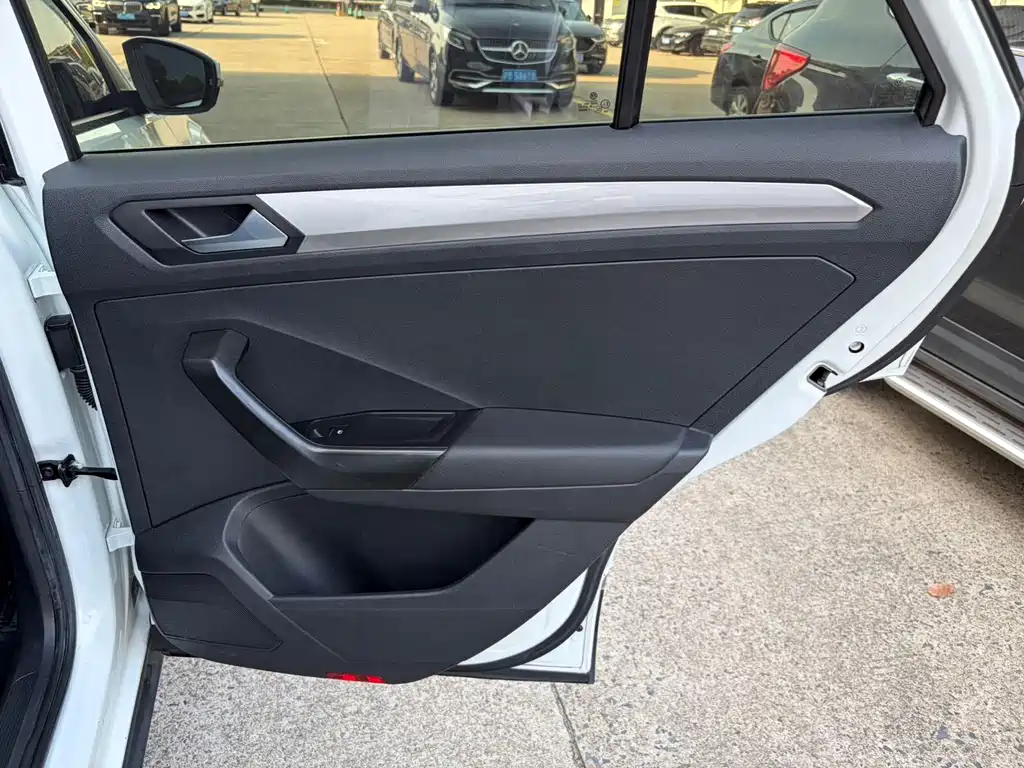Volkswagen T-Roc 2023 — фото 18