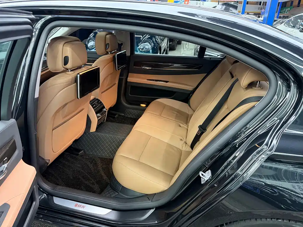 BMW 7 Series 2015 — фото 9
