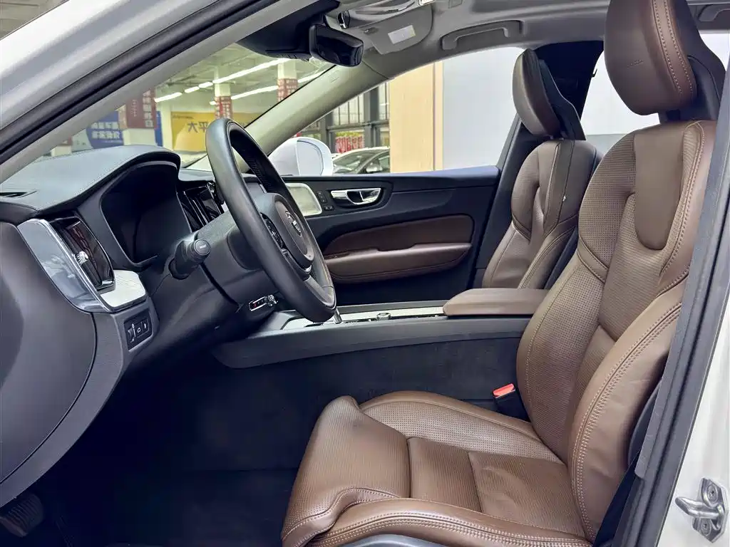 Volvo XC60 Plug-In Hybrid 2018 — фото 8