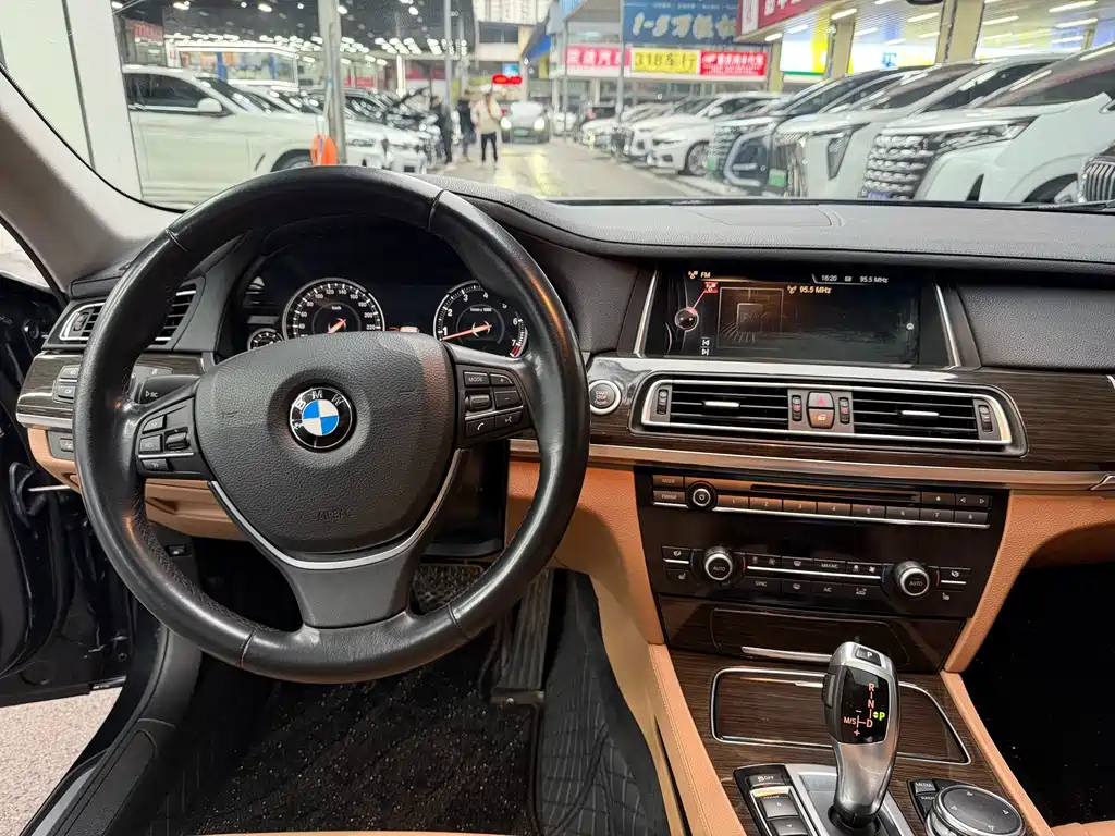 BMW 7 Series 2015 — фото 15