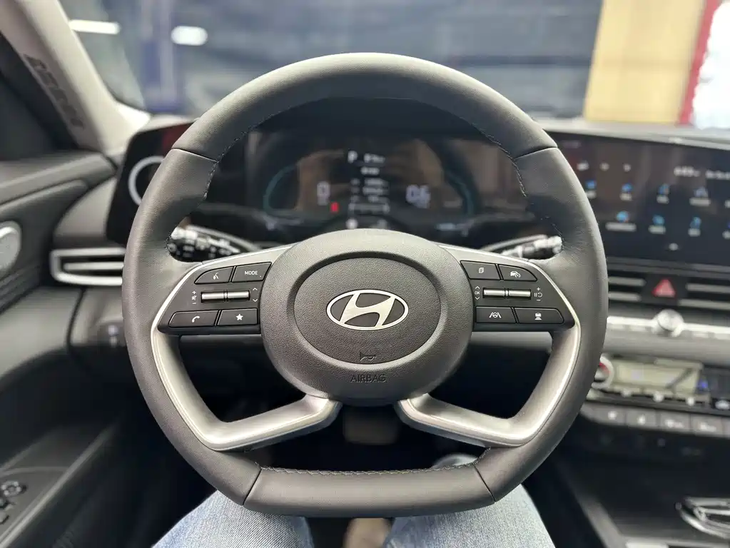 Hyundai Elantra 2023 — фото 12