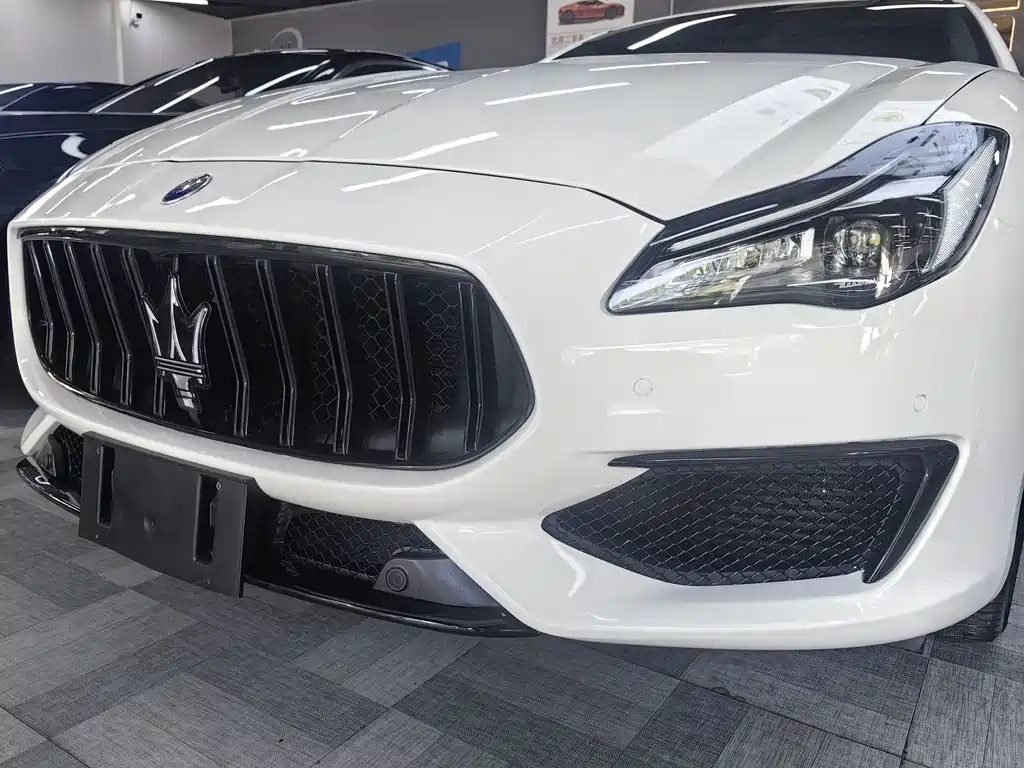 Maserati Quattroporte 2018 — фото 12