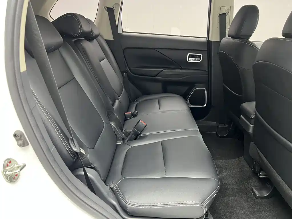 Mitsubishi Outlander 2021 — фото 10