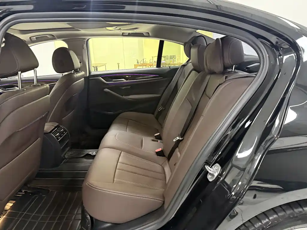 BMW 5 Series 2018 — фото 15