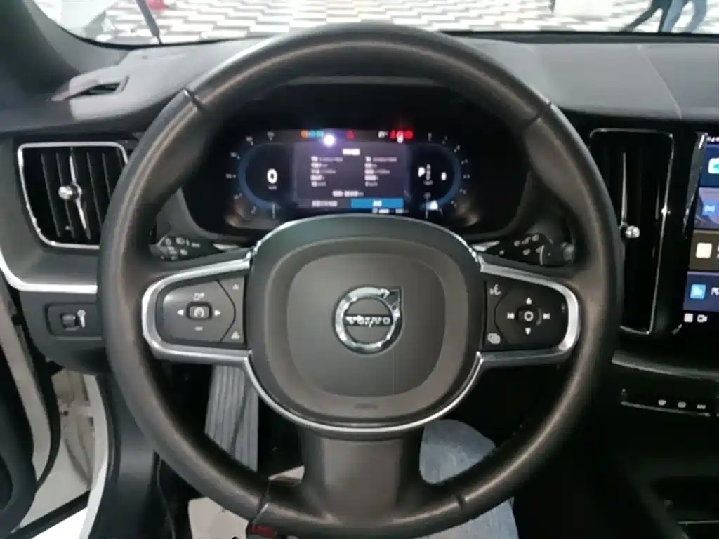 Volvo XC60 2022 — фото 11