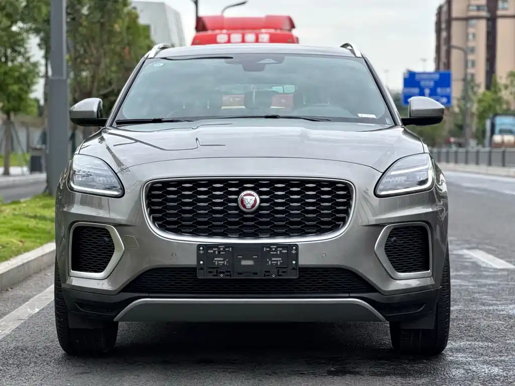 Jaguar E-PACE 2023 — фото 2