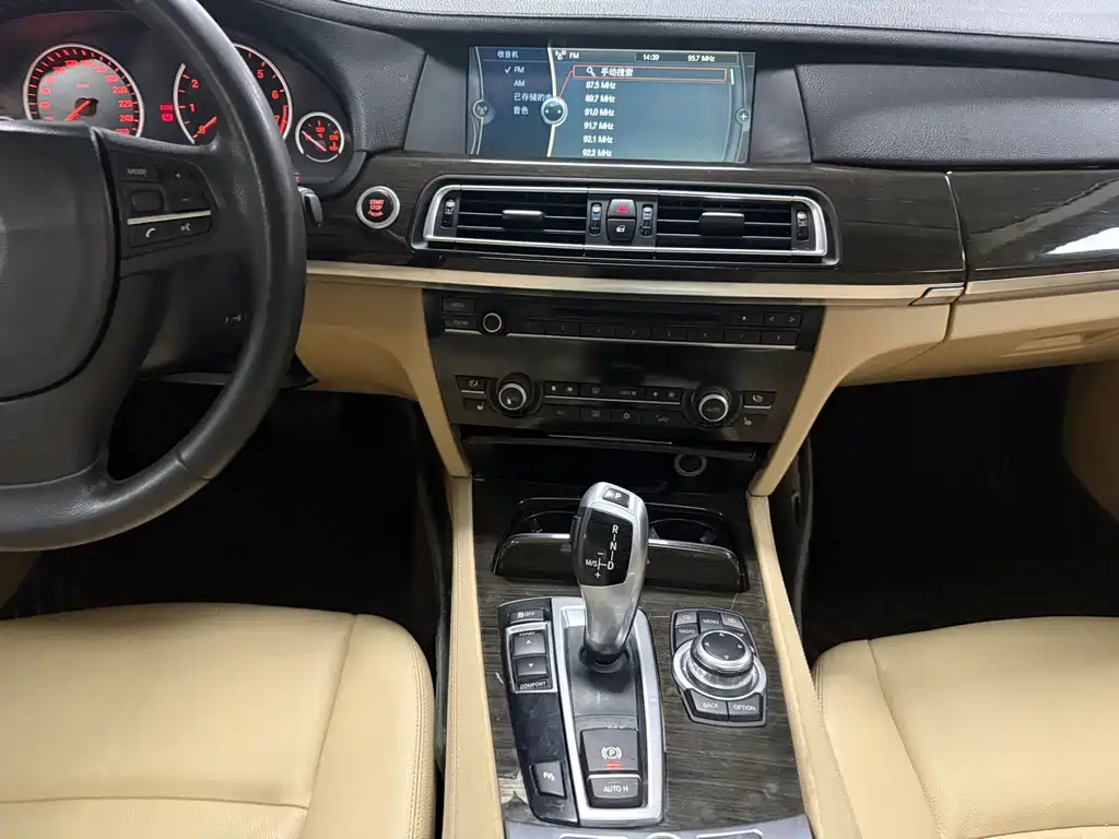 BMW 7 Series 2012 — фото 11