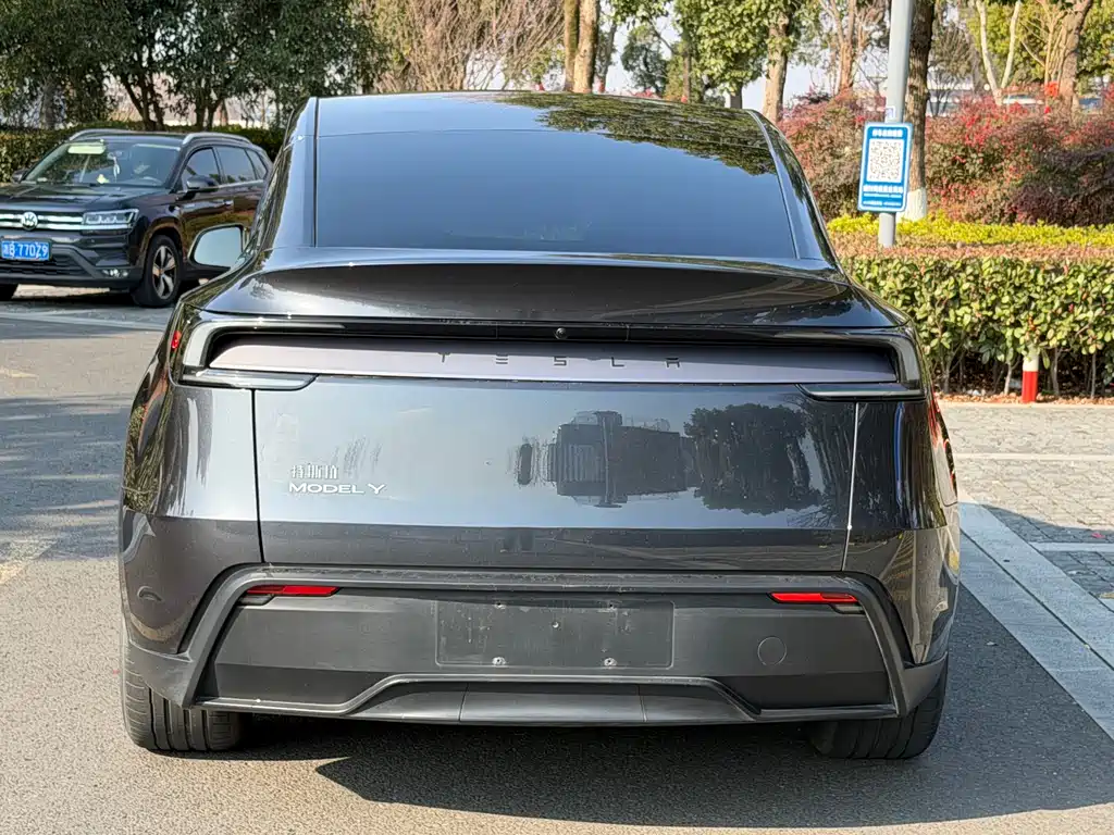 Tesla Model Y 2026 — фото 11
