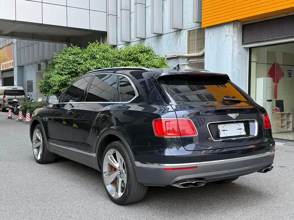 Bentley Bentayga 2018 — фото 13