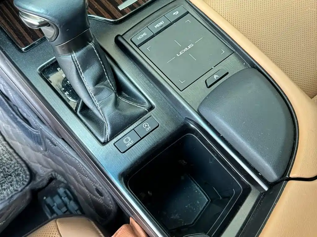 Lexus ES 2018 — фото 14